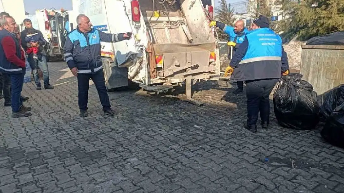 'Tuşba Belediyesi deprem bölgesinde temizlik çalışması yapıyor'