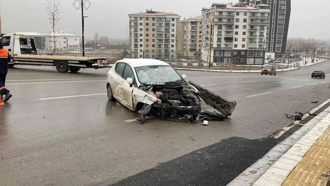 'Üç araç birbirine girdi: 1´i polis 4 kişi yaralandı'