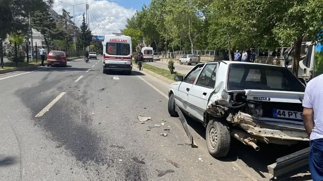 'Üç aracın karıştığı kazada 2 kişi yaralandı'