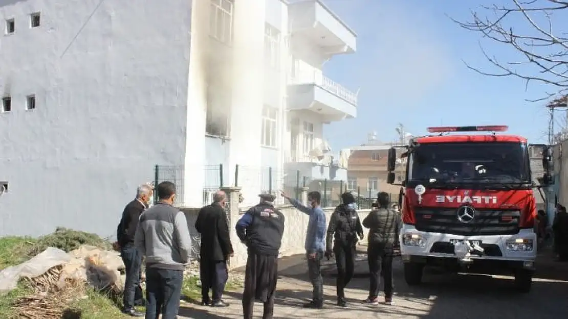 'Üç katlı apartmanda çıkan yangın paniğe neden oldu'