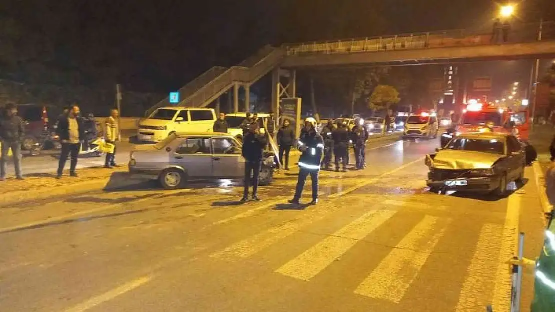 'Üç otomobil çarpıştı: 3 yaralı'