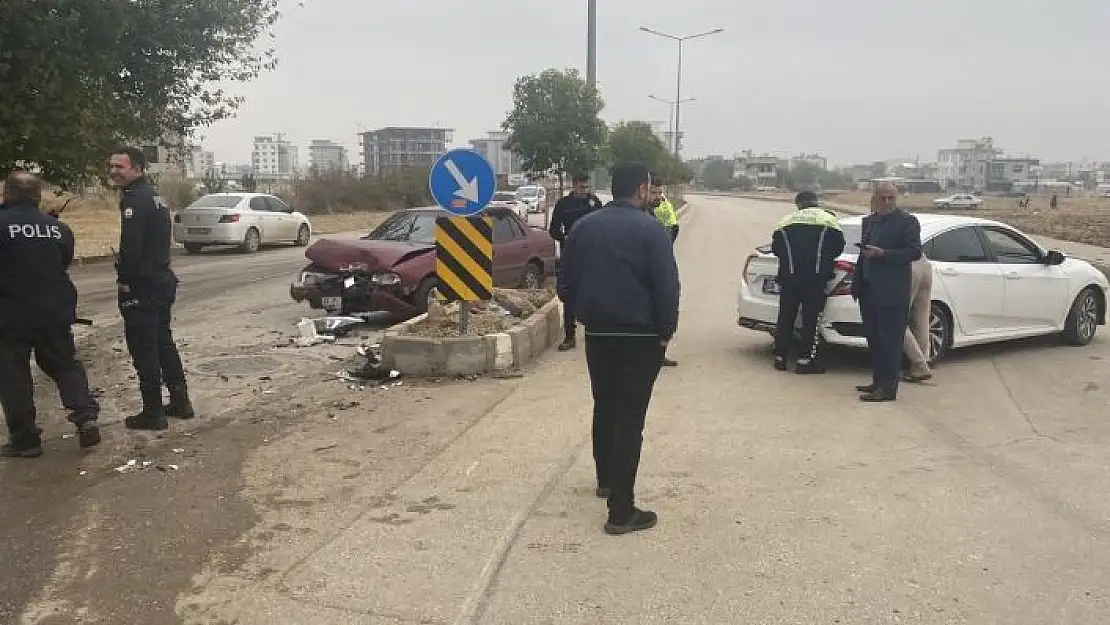 'Üç otomobilin çarpıştığı kazada 2 kişi yaralandı'