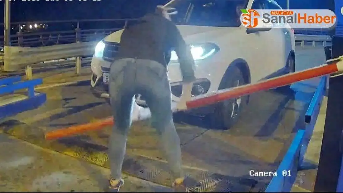 Ücretli olduğunu sandıkları otoparkın bariyerini kırdılar