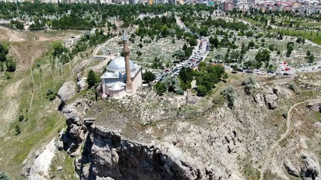 'Uçurumun ucundaki türbe, ziyaretçisi hiç eksik olmuyor'