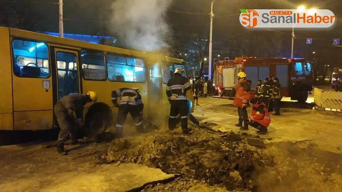 Ukrayna'da sıcak su borusu patladı, asfalt çöktü