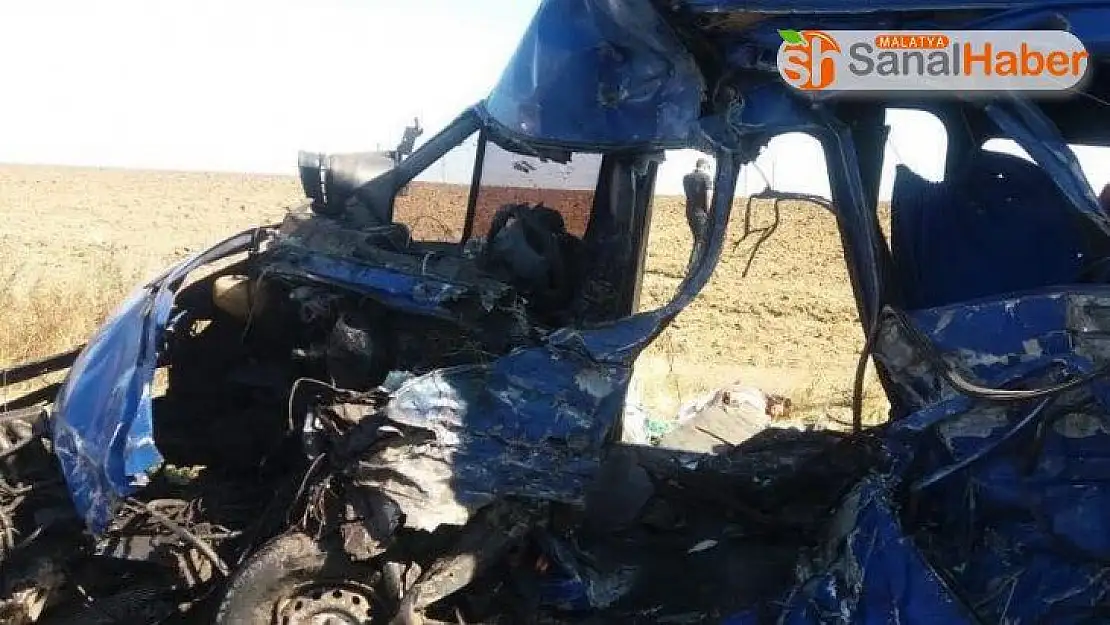 Ukrayna'da tır ile minibüs çarpıştı: 9 ölü