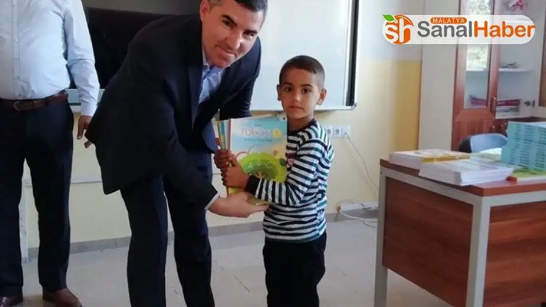 Ulaş'ta bin 234 öğrenciye ücretsiz kitaplarını teslim edildi