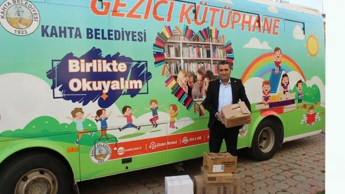 'Umuda Yolculuk Ekibinden Kahta Belediyesi Gezici Kütüphanesine Kitap Desteği'