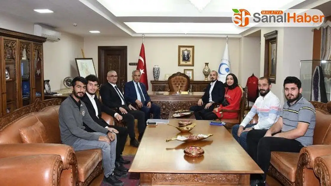 ÜNİAK Genel Başkan Yardımcısı Sedef'ten Rektör Turgut'a ziyaret