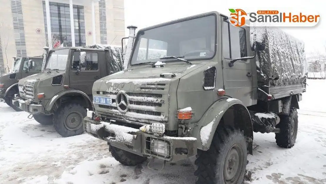 Unimog askeri araçlar Elazığ'da depremzedeler için görevde