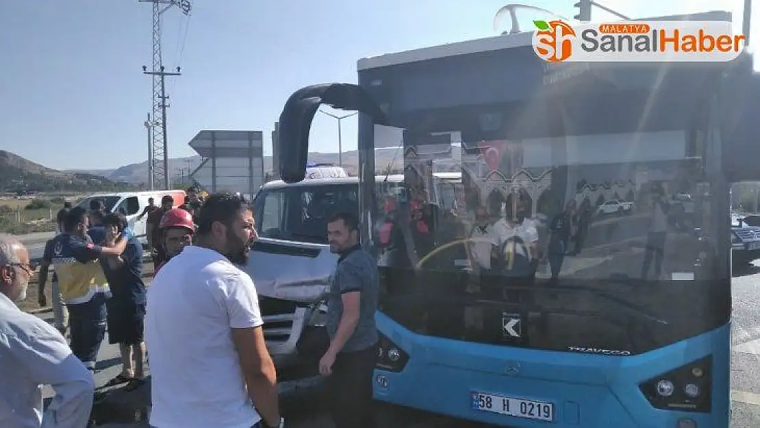 Üniversite girişinde kaza 2 yaralı