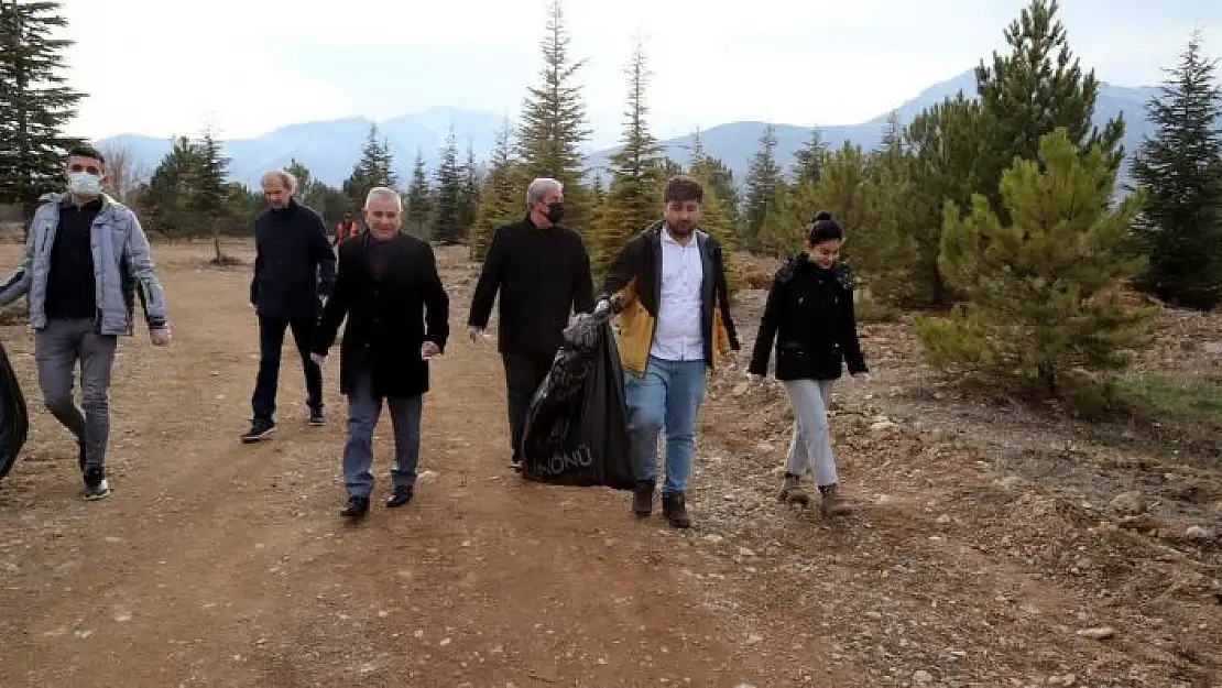 'Üniversite öğrencileri atık topladı'