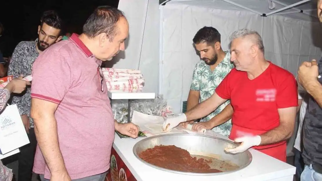 'Üniversite öğrencileri çiğköfteyle karşılandı'