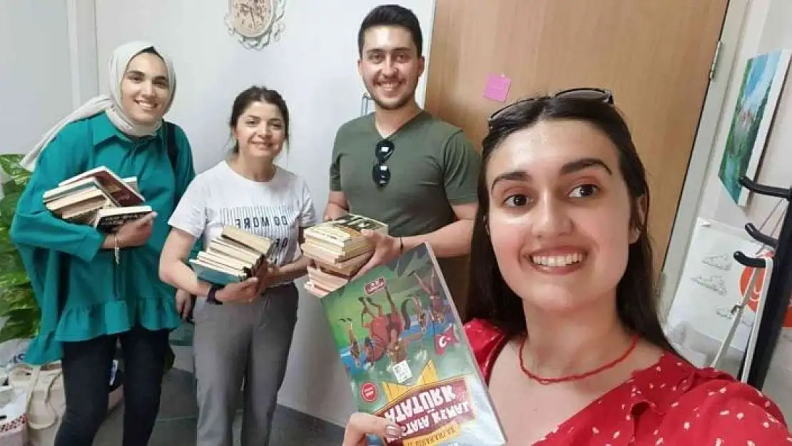 'Üniversite öğrencileri, köy okulu için kitap bağışında bulundu'