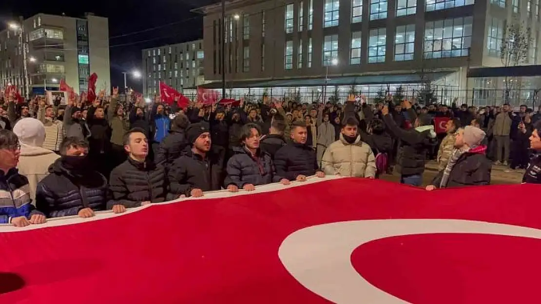 'Üniversite öğrencileri şehitler için yürüdü'