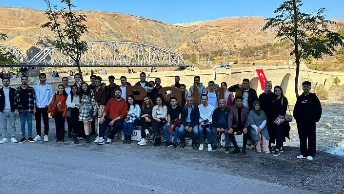 'Üniversite öğrencileri tarihi Palu ilçesini gezdi'