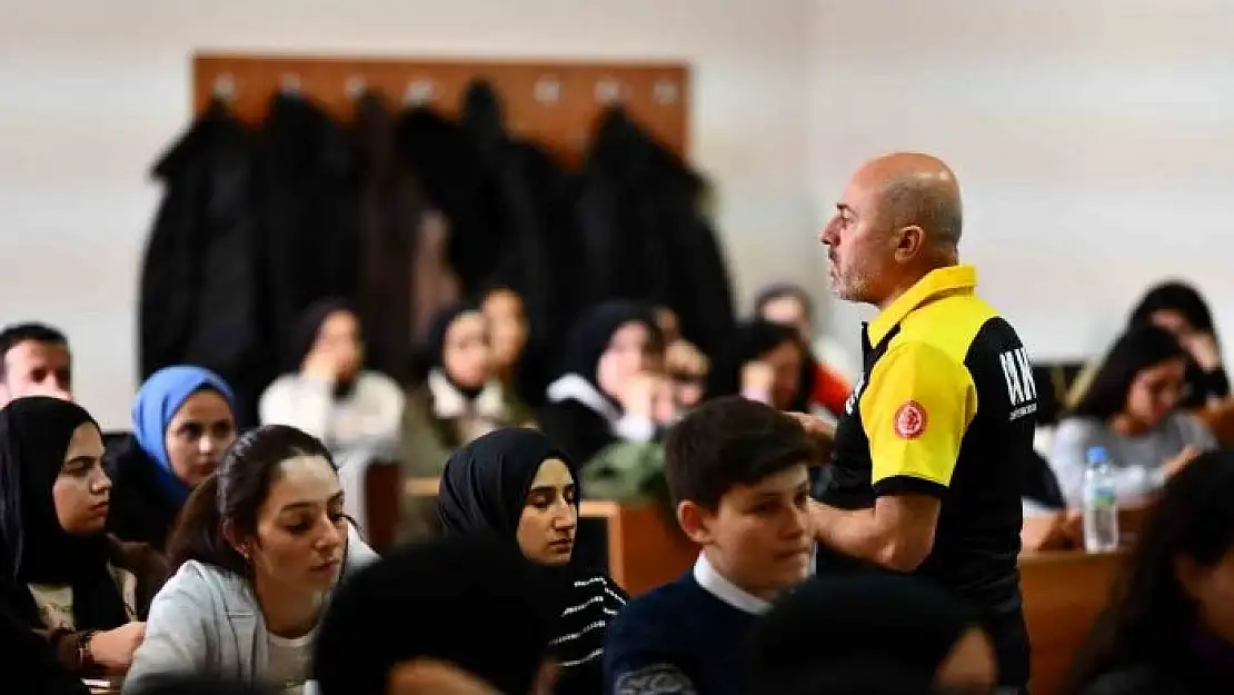 'Üniversite öğrencilerine deprem farkındalık eğitimi'