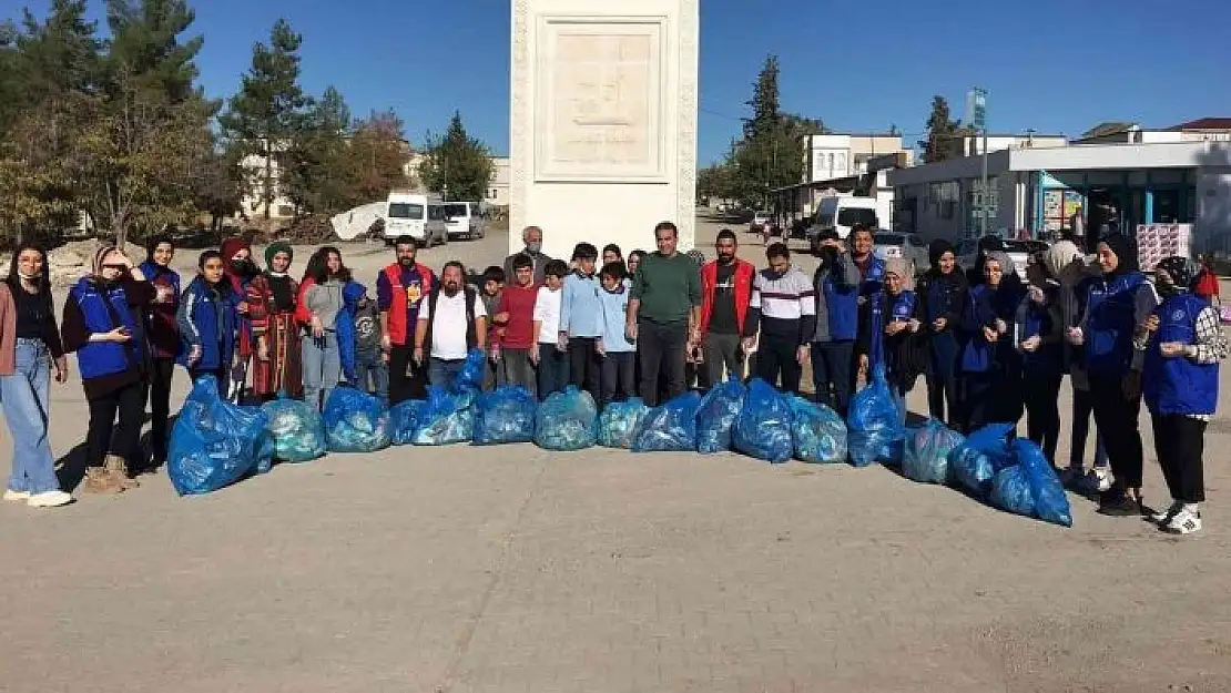 'Üniversiteli gençler Samsat sokaklarını temizledi'