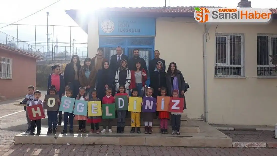 Üniversiteli öğrenciler okul boyadı
