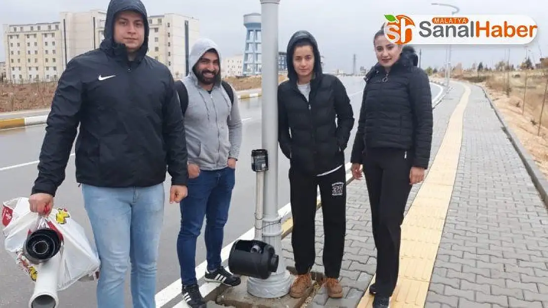 Üniversiteli öğrencilerden örnek davranış