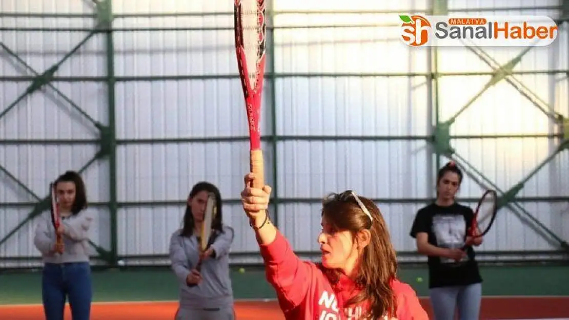 Üniversiteli öğrencilere tenis kursu