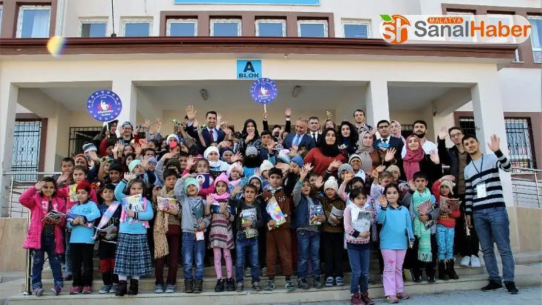 Üniversitelilerden, ilkokul öğrencilerine kırtasiye ve kıyafet desteği