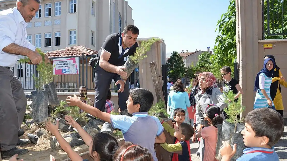BÜYÜKŞEHİR BELEDİYESİ´NDEN KARNE HEDİYESİ KARNENİ GETİR FİDANINI GÖTÜR