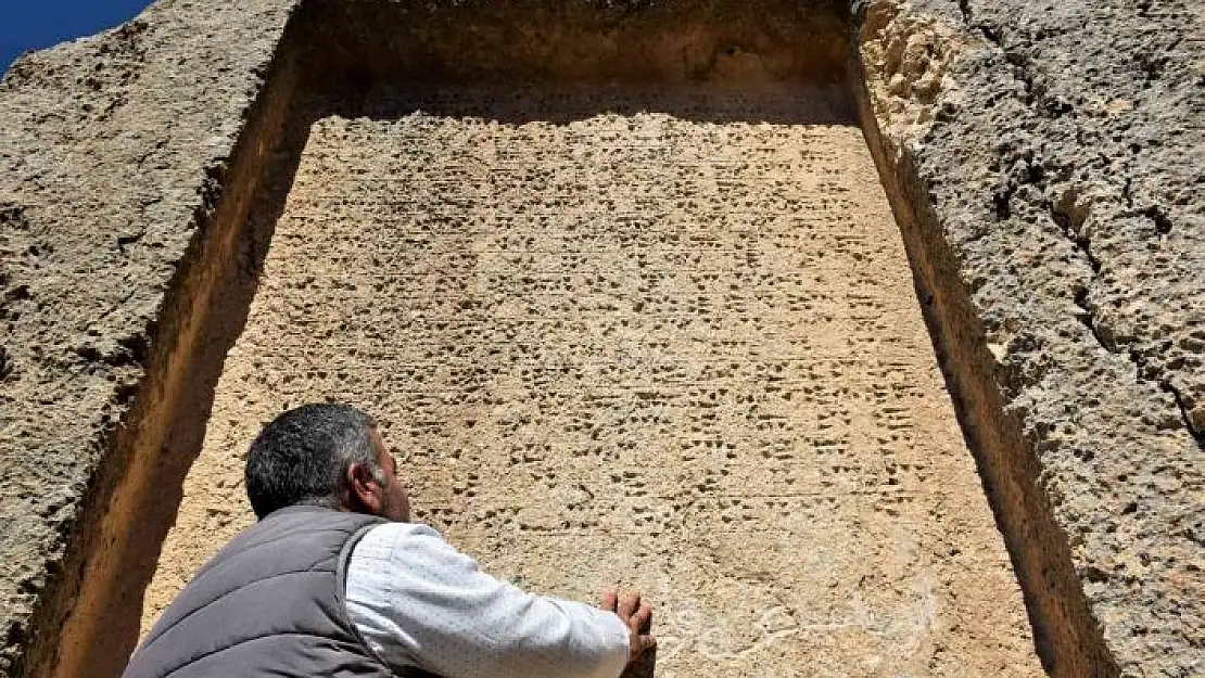 'Urartular tarafından çivi yazısıyla yazılan 3 bin yıllık taş kitabe, ilk günkü ihtişamını koruyor'