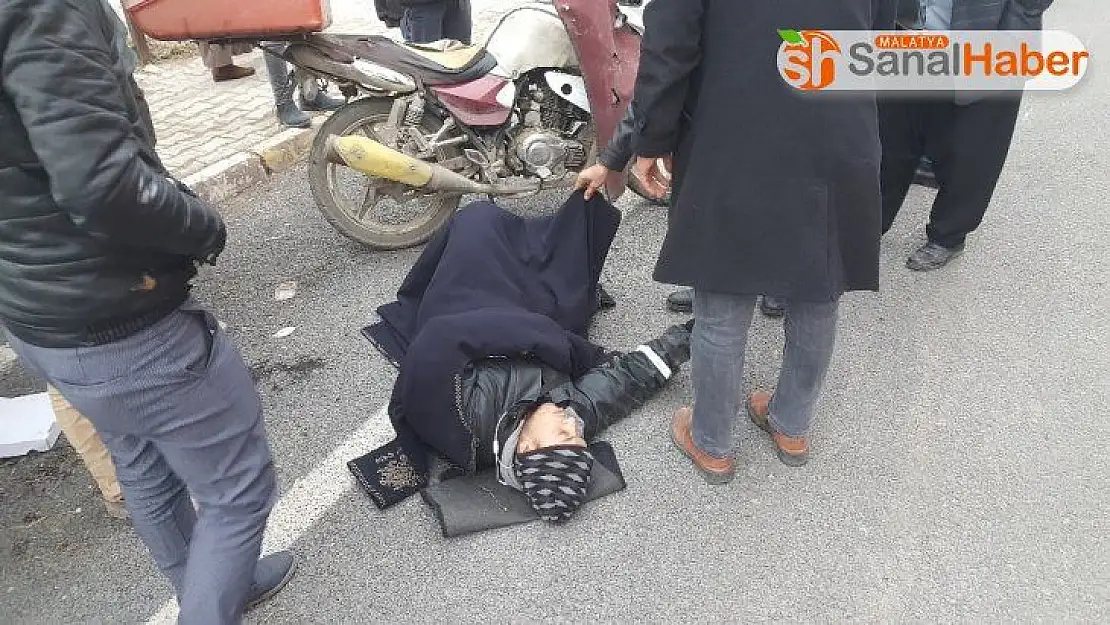 Üşüyen kazazedenin üstüne pardösüsünü örttü
