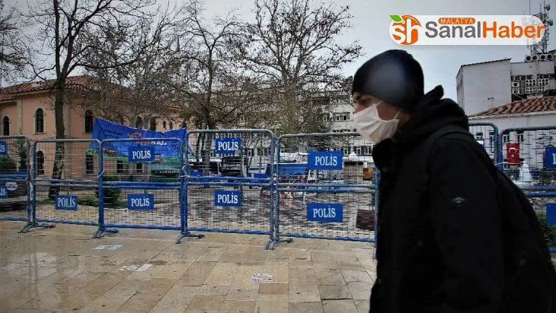 Uyarılar dinlenmeyince, polis meydanı barikatla kapattı