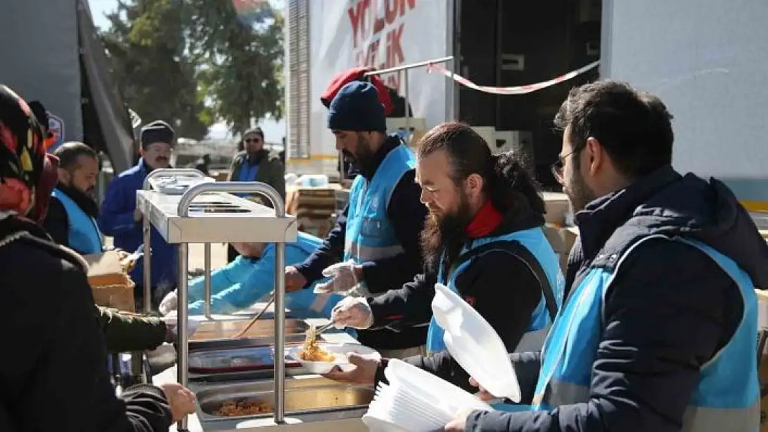 'Uygur Türklerinden depremzedelere `Uygur Pilavı´ ikramı'