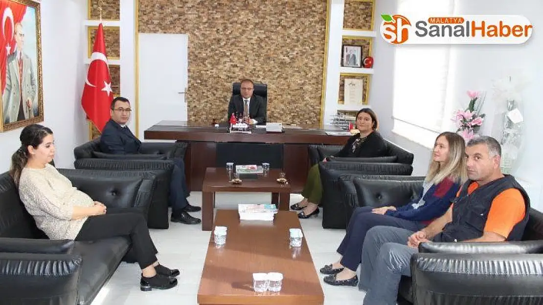 Vakıf personeline teşekkür belgeleri verdi