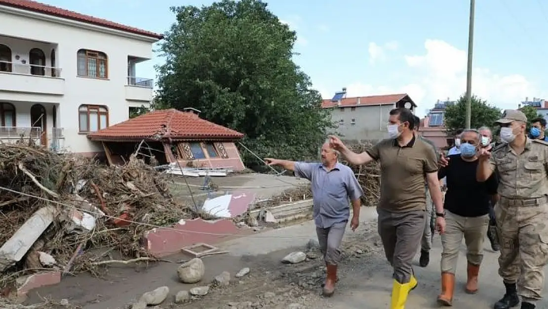 'Vali Ayhan afet bölgesinde yaraları sarıyor'