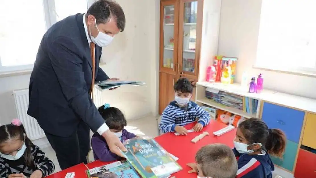 'Vali Ayhan´dan öğrencilere kitap hediyesi'