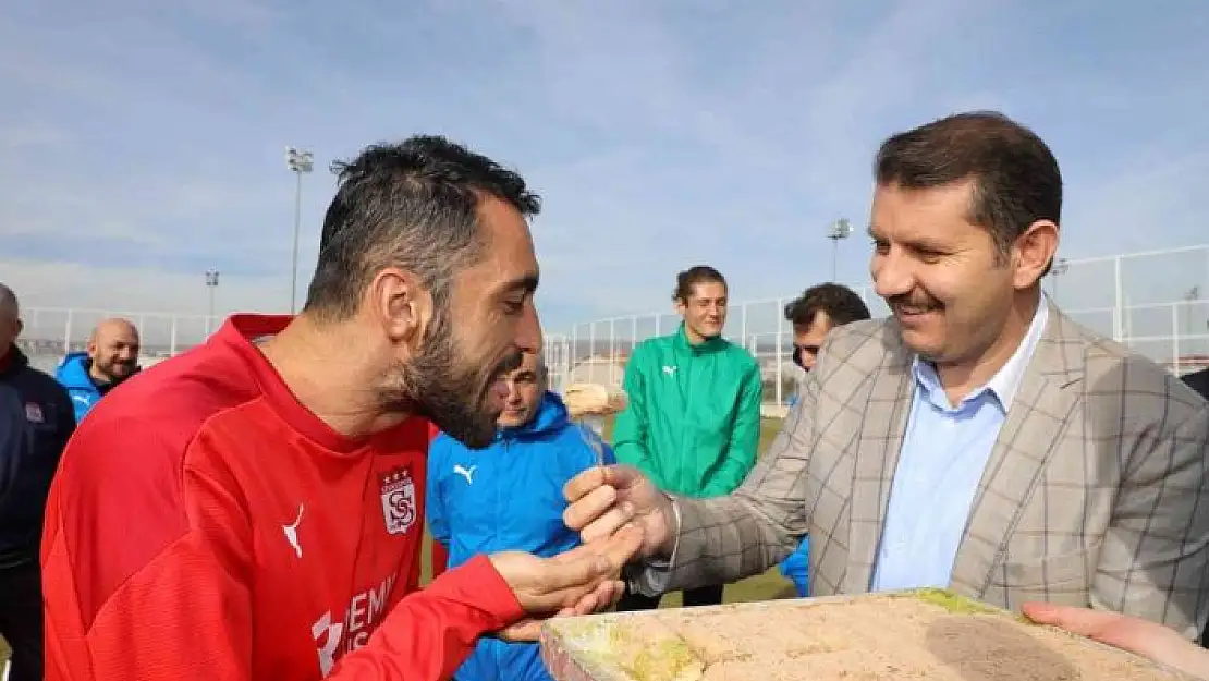 'Vali Ayhan´dan Sivasspor´a baklava dopingi'