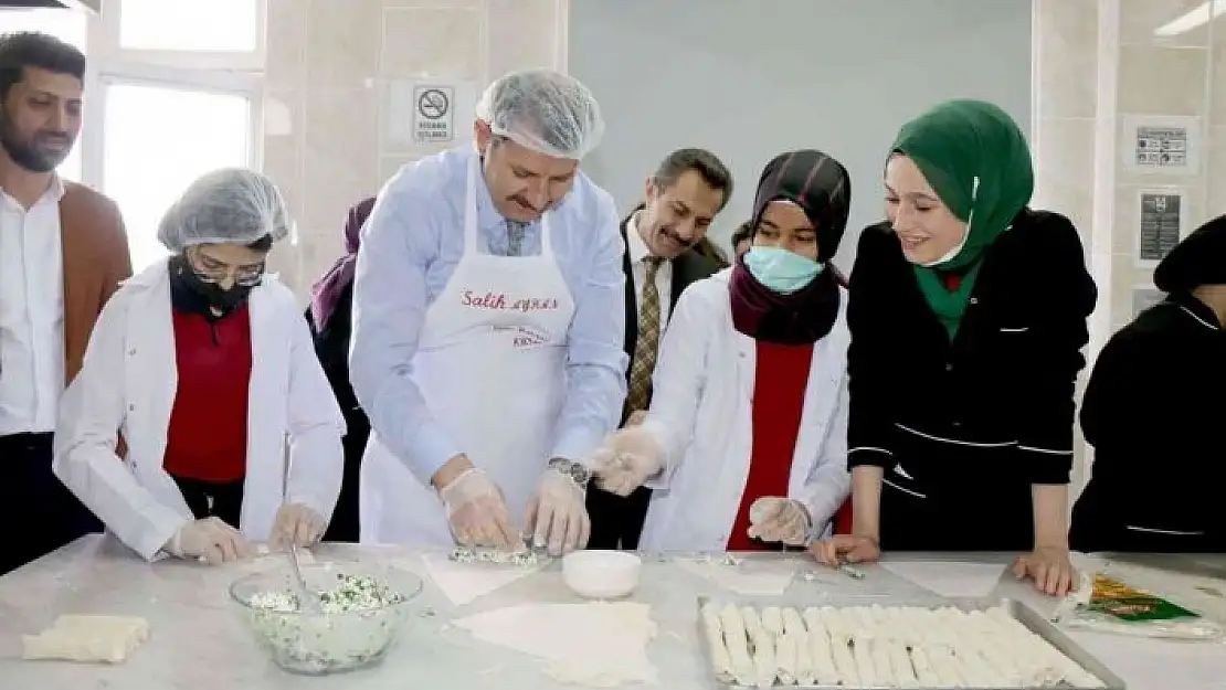 'Vali Ayhan, öğrencilerle börek yaptı'