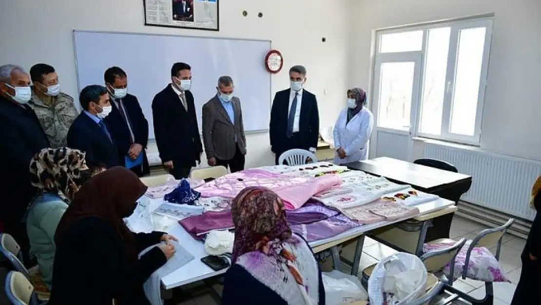 'Vali Baruş, halı dokuma kursunda'