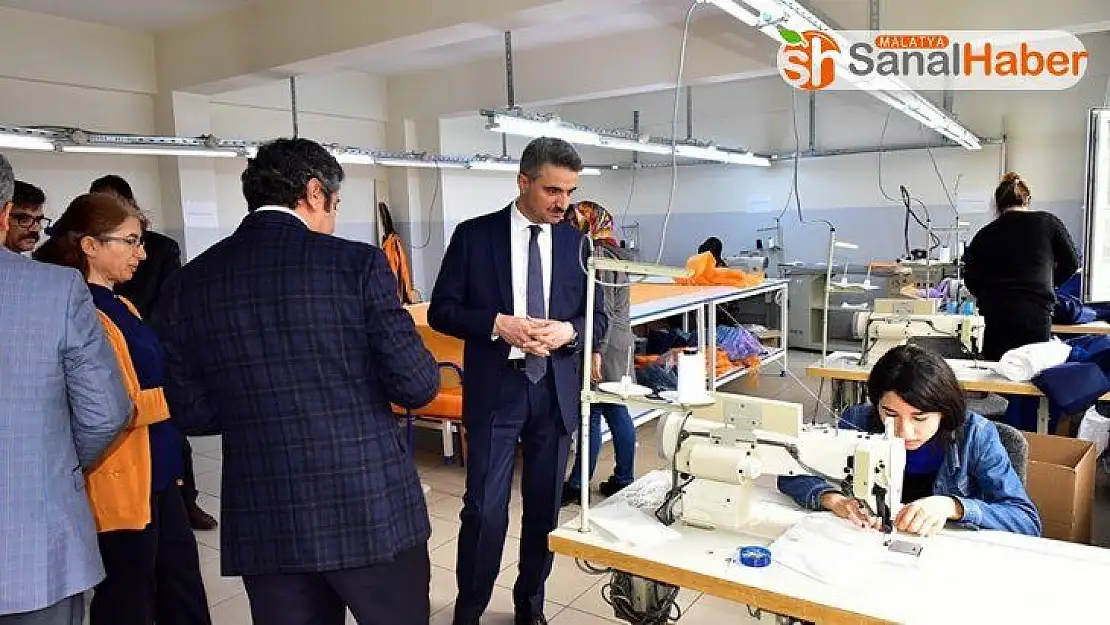 Vali Baruş, maske ve dezenfektan üretimi yapan liseleri ziyaret etti