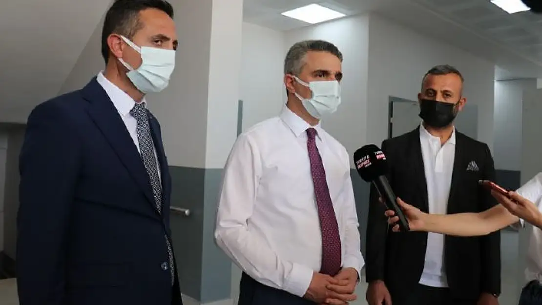 'Vali Baruş, yapımı süren okul inşaatlarında incelemelerde bulundu'