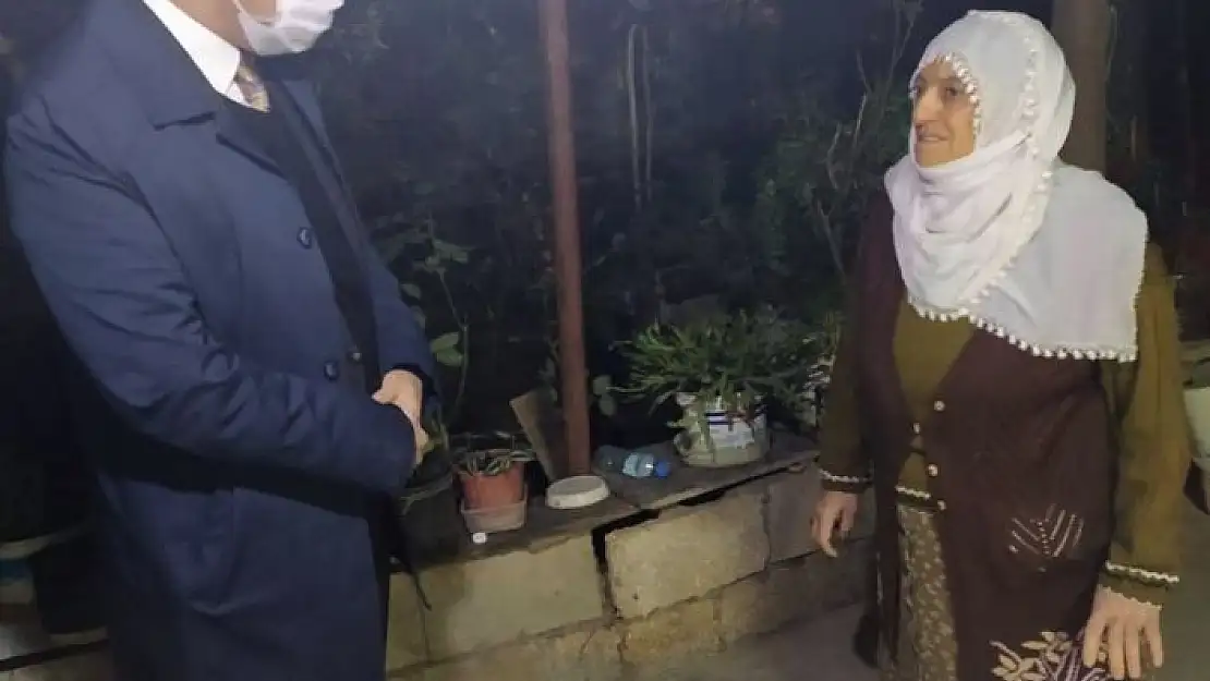 'Vali Çuhadar, evi yıkılmak üzere olan anneyi ziyaret etti'