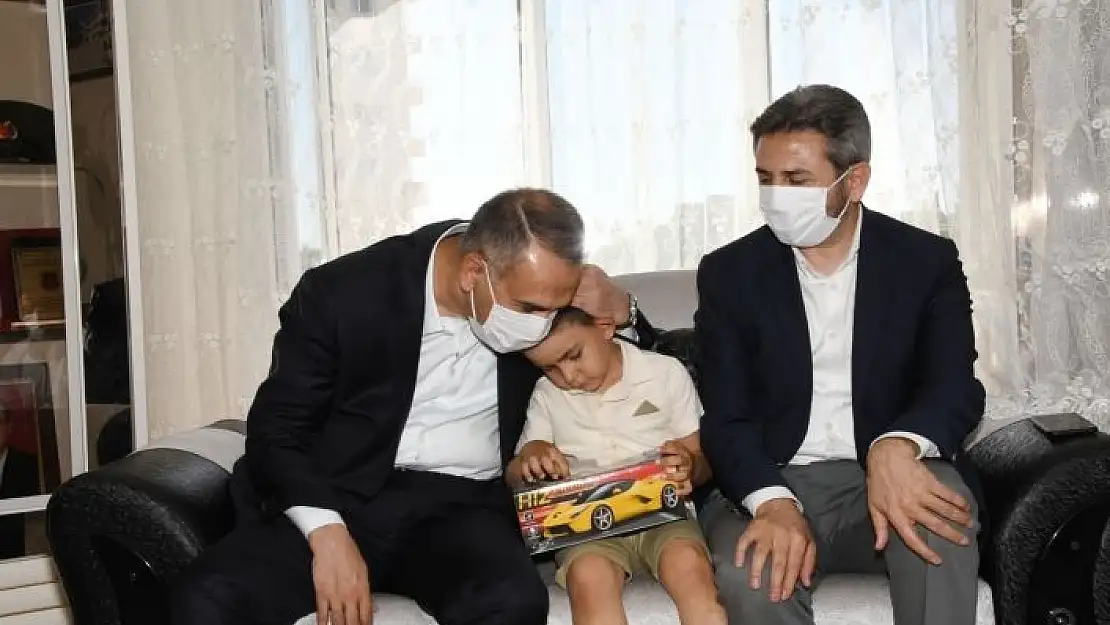 'Vali Çuhadar şehit ailelerini ziyaret etti'