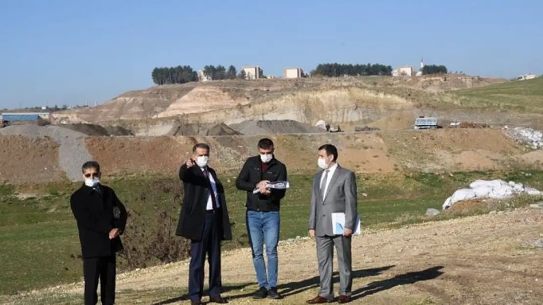 'Vali Çuhadar tütün işletme tesisi arazisinde incelemelerde bulundu'