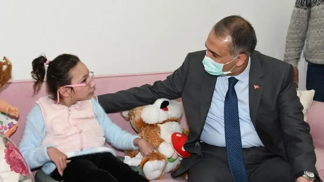 'Vali Çuhadar, Yaren ile bir araya geldi'