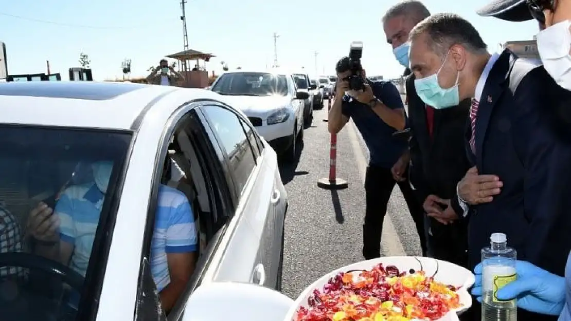 'Vali Çuhadar, yol kontrol ve uygulama noktasında trafik tedbirlerini denetledi'