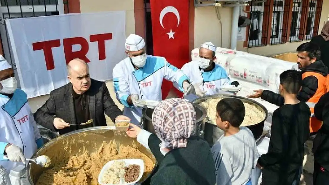 'Vali Dağlı, depremzedelere sıcak yemek dağıttı'