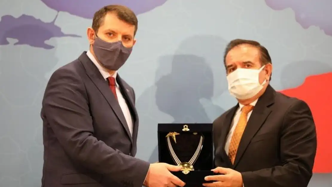 'Vali´den TSYD´ye plaket'