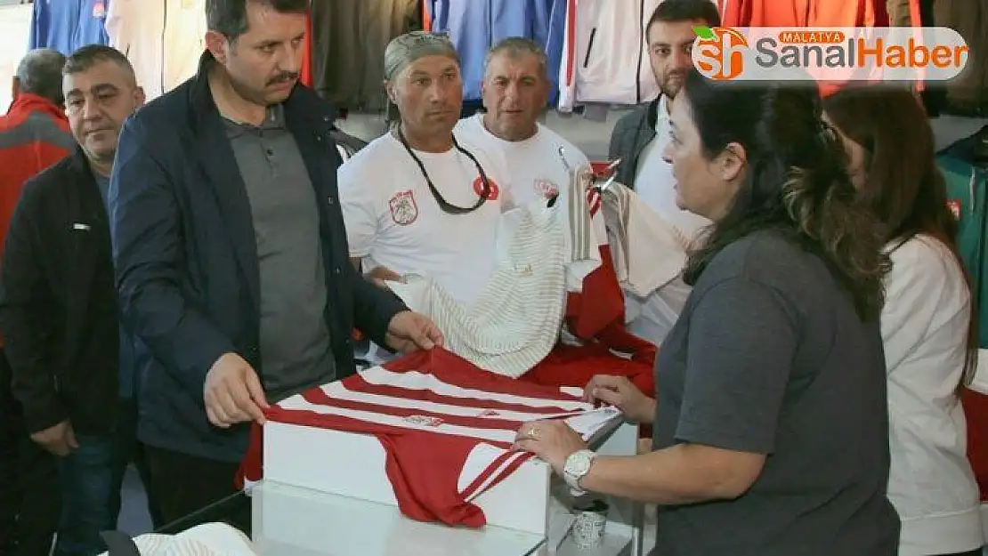 Vali forma alıp, kulübe destek oldu
