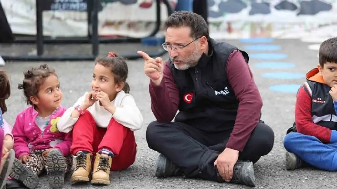 'Vali Gökmen Çiçek, Adıyaman´da depremzede çocukların oyun davetini kırmadı'