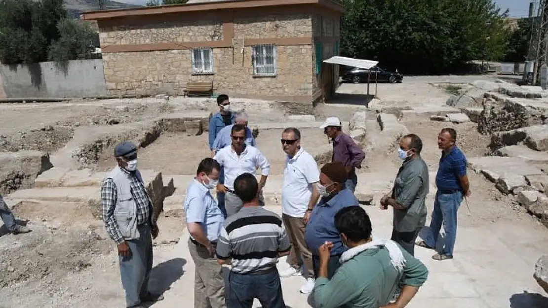 'Vali Mahmut Çuhadar, arkeolojik kazı çalışmalarını inceledi'