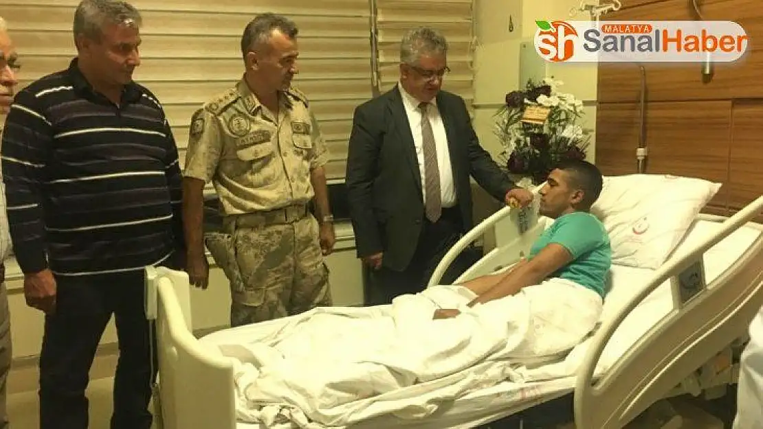 Vali Pekmez,  yaralı askeri ziyaretti